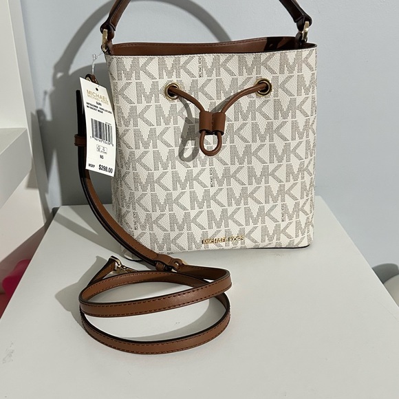 Michael Kors Handbags - ❤️ Michael Kors bucket bag